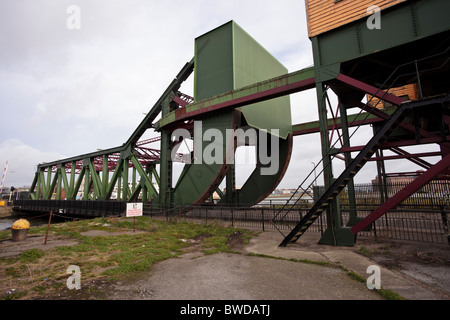 Sollevamento di laminazione (a bilico) ponte tra Oriente galleggiante & West galleggiante sul Mersey Docks, Birkenhead, Wirral, Regno Unito Foto Stock