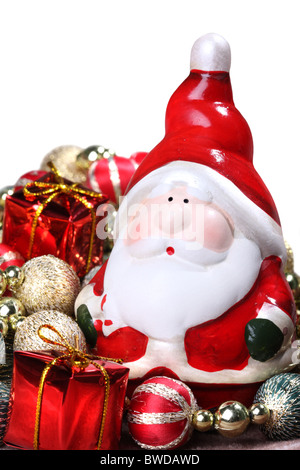 Divertente Babbo Natale con decorazioni di Natale isolato su sfondo bianco Foto Stock
