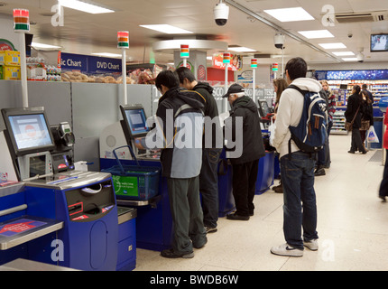 Tesco Express - Self Service Checkout - Goodge Street - Londra Foto Stock