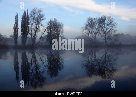 La mattina presto vista sul fiume Tamigi da Kew Gardens guardando verso Syon House, Richmond-on-Thames, London. Foto Stock