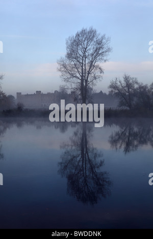 La mattina presto vista sul fiume Tamigi da Kew Gardens guardando verso Syon House, Richmond-on-Thames, London. Foto Stock