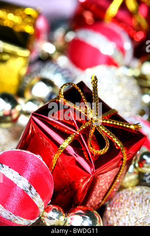 Regalo di natale Scatola e garland, profondità di campo Foto Stock