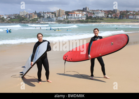Madre e figlia surfisti sulla spiaggia Bondi, Sydney, Nuovo Galles del Sud, NSW, Australia orientale, Oceania Foto Stock