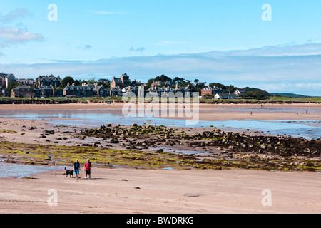 La gente camminare cane sulla spiaggia a North Berwick Foto Stock