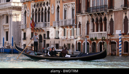 Il turista a godere di una gita in gondola sul Canal Grande a Venezia, Italia Foto Stock