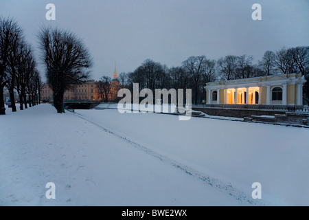 Fiume Moika lungo i giardini Mikhailovsky con padiglione guardando verso il 'Ingegneri Castello' San Pietroburgo Russia Foto Stock