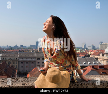 Giovane donna ascolto di musica Foto Stock