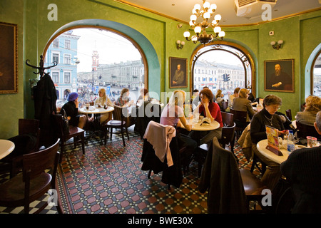 Persone di mangiare e di bere nel bar della casa di libri su 'Prospettiva Nevskij prospekt" San Pietroburgo Russia. Foto Stock