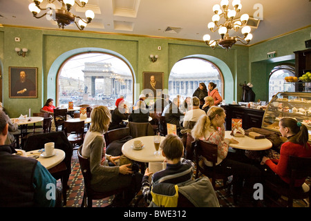 Persone di mangiare e di bere nel bar della casa del libro 'Dom Knigi' su 'Prospettiva Nevskij prospekt" San Pietroburgo Russia. Foto Stock