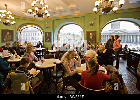 Persone di mangiare e di bere nel bar della casa del libro 'Dom Knigi' su 'Prospettiva Nevskij prospekt" San Pietroburgo Russia. Foto Stock