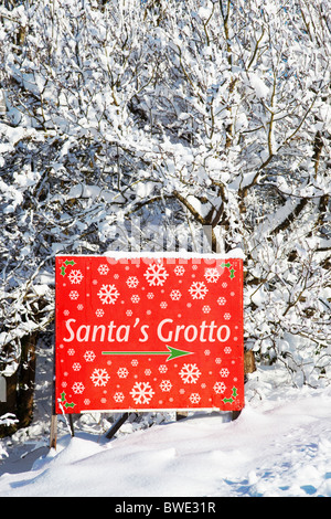 Un segno nella neve che mostra il modo di Santa Grotta Foto Stock