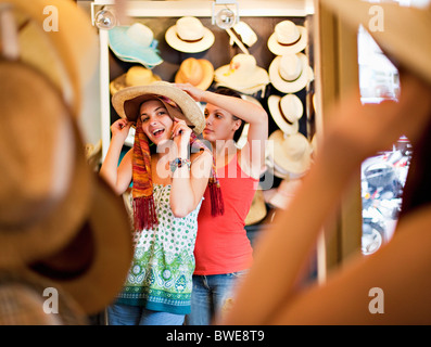 Giovani donne cercando su cappelli Foto Stock