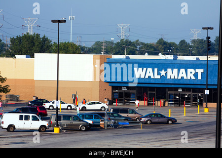 Un Wal-Mart sconto negozio in Chicago suburbana con il vecchio logo della società. Foto Stock