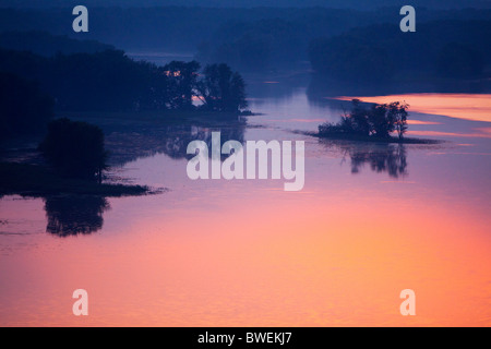 Rosa la luce del tramonto si riflette sulle calme acque del fiume Mississippi nei pressi di savana, IL. Foto Stock