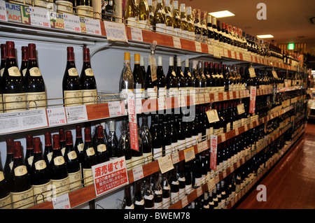Bottiglie di vini francesi in la grotta de Yamaha shop, Ginza, Tokyo, Giappone Foto Stock