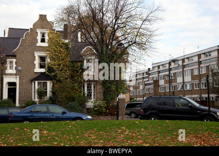 Costoso le abitazioni private e alloggi sociali fianco a fianco in Islington, Londra Foto Stock