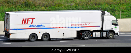 NFT refrigerato fresco alimentare catena di fornitura rimorchio business camion consegna camion e conducente che lavora in partnership con Asda supermercati negozi autostrada uk Foto Stock