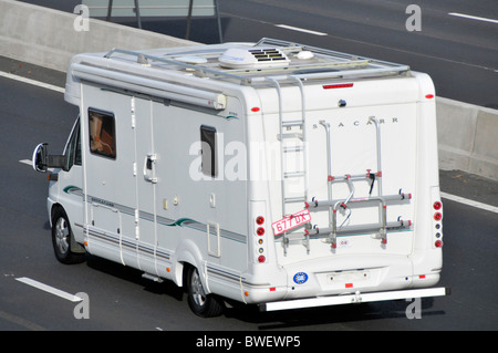 Camper sulla M25 Autostrada sul commercio targhe Foto Stock