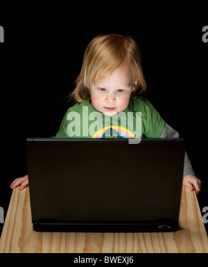 Bambina lavorando su laptop, Germania Foto Stock