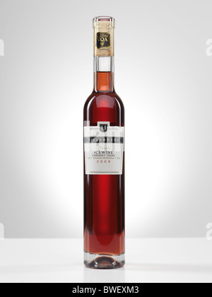 Bottiglia di Rosso Icewine Cabernet Franc realizzato da Hillebrand a Niagara-su-il-Lago di Niagara Falls regione, Ontario, Canada. Isolato Foto Stock