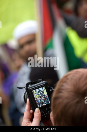 Migliaia di anti-guerra di manifestanti hanno marciato attraverso Londra chiamando per tutte le truppe britanniche a essere ritirati dall Afghanistan ora. Foto Stock