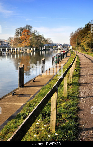 Il fiume Tamigi a Teddington lock , West London Foto Stock