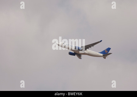 Cyprus Airways Airbus A330-243, 5B-DBT, sull approccio all'aeroporto di Larnaca, Cipro. Foto Stock