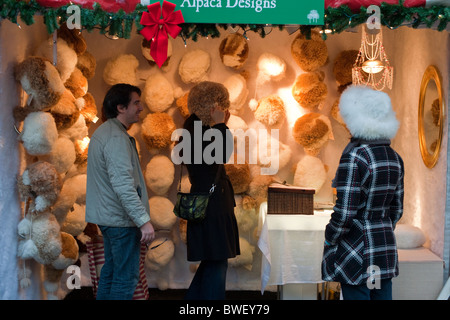 Shoppers sfoglia l'Unione Piazza Mercato vacanze in New York Foto Stock