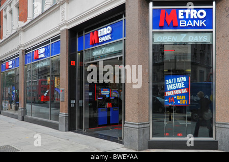 Come una nuova banca britannica Metro aperto questo primo ramo locali nel 2010 in corrispondenza di un angolo a Holborn Londra Inghilterra REGNO UNITO Foto Stock