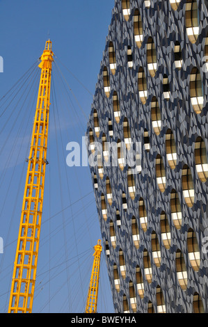 Montanti di supporto su millenium o2 Arena dome & round windows & rivestimenti del moderno Ravensbourne College edificio a nord della penisola di Greenwich Londra Inghilterra Foto Stock