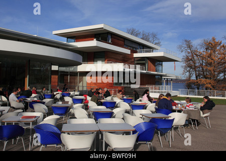 Fuori del ristorante al Museo Buchheim, Bernried, Lago di Starnberg, Alta Baviera, Germania, Europa. Foto di Willy Matheisl Foto Stock