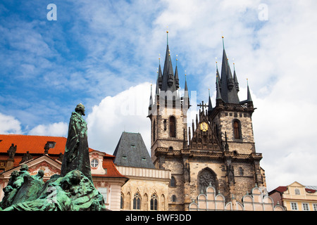 Jan Hus statua e la chiesa di Tyn (Týnský chrám) Piazza della Città Vecchia di Praga Repubblica Ceca Foto Stock