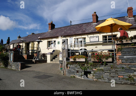 Sloop Inn nel villaggio di Porthgain Pembrokeshire Wales Cymru REGNO UNITO GB Foto Stock