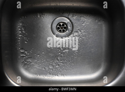 Un acciaio inossidabile lavello da cucina. Foto Stock