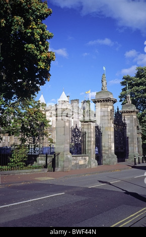 I cancelli del Palazzo Reale di Holyrood House, Edimburgo, Scozia Foto Stock