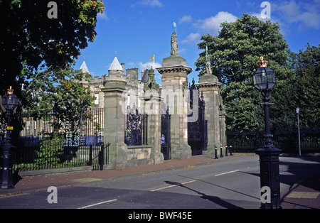 I cancelli del Palazzo Reale di Holyrood House, Edimburgo, Scozia Foto Stock