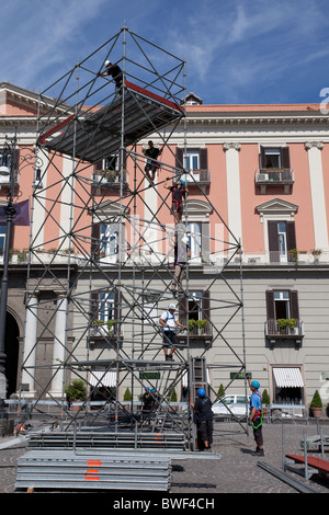 Lavori su impalcature Napoli Italia di fronte al Palazzo Reale.Piazzo del plebiscito Foto Stock