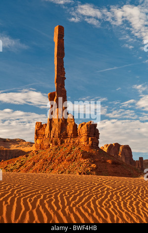 Il Totem Pole con dune di sabbia al mattino, Monument Valley, Arizona, Stati Uniti d'America Foto Stock