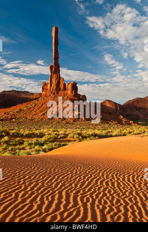 Il Totem Pole con dune di sabbia al mattino, Monument Valley, Arizona, Stati Uniti d'America Foto Stock