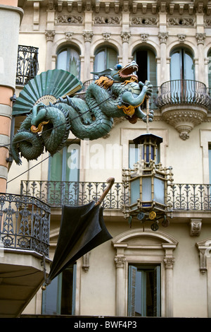 Art deco Dragon progettato per ex ombrello shop .La Rambla Barcellona Spagna. Foto Stock