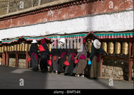 Donne tibetane il pattinamento delle ruote della preghiera presso il palazzo del Potala, Lhasa, la regione autonoma del Tibet, Foto Stock