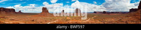 Vista panoramica della Monument Valley, Mitten Buttes nella luce della sera, Monument Valley, Arizona, Stati Uniti d'America Foto Stock