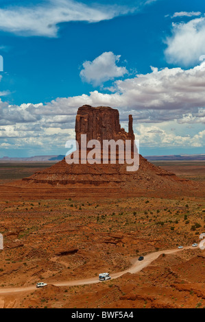 Mitten Buttes nella luce della sera, Monument Valley, Arizona, Stati Uniti d'America Foto Stock