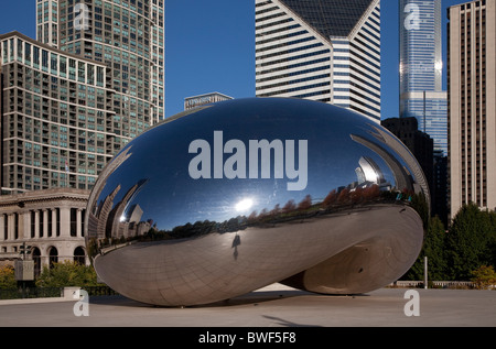 Il cloud gate cloudgate o bean scultura di atrist Anish Kapoor AT&T Plaza in Millennium Park entro l'area del ciclo di Chicago Foto Stock