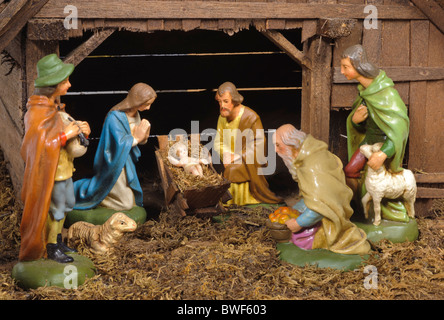 Presepe della nascita di Gesù in un vecchio cottage vicino a Betlemme con Maria, Giuseppe e tre pastore Foto Stock