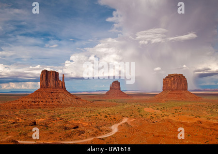 Il Mitten Buttes nell'ultima luce durante una tempesta, Monument Valley, Arizona, Stati Uniti d'America Foto Stock