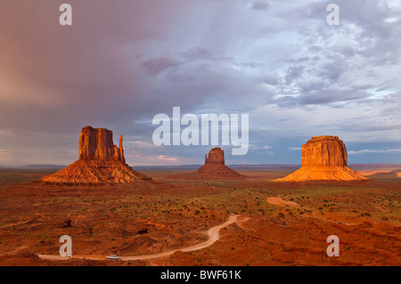 Il Mitten Buttes nell'ultima luce durante una tempesta, Monument Valley, Arizona, Stati Uniti d'America Foto Stock