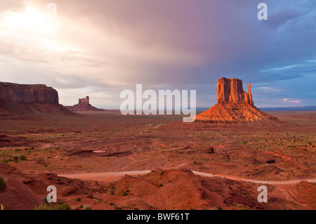 Il Mitten Buttes nell'ultima luce durante una tempesta, Monument Valley, Arizona, Stati Uniti d'America Foto Stock