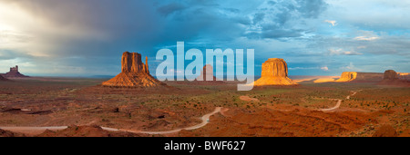 Vista panoramica della Monument Valley nell'ultima luce durante una tempesta, Mitten Buttes, Monument Valley, Arizona, Stati Uniti d'America Foto Stock