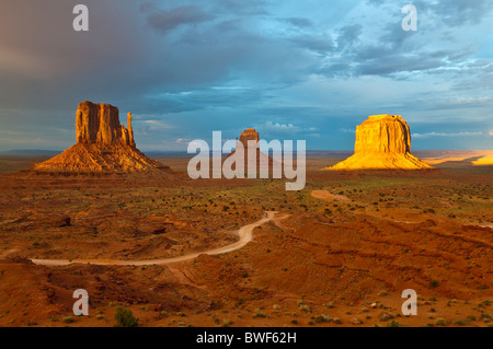 Il Mitten Buttes nell'ultima luce durante una tempesta, Monument Valley, Arizona, Stati Uniti d'America Foto Stock